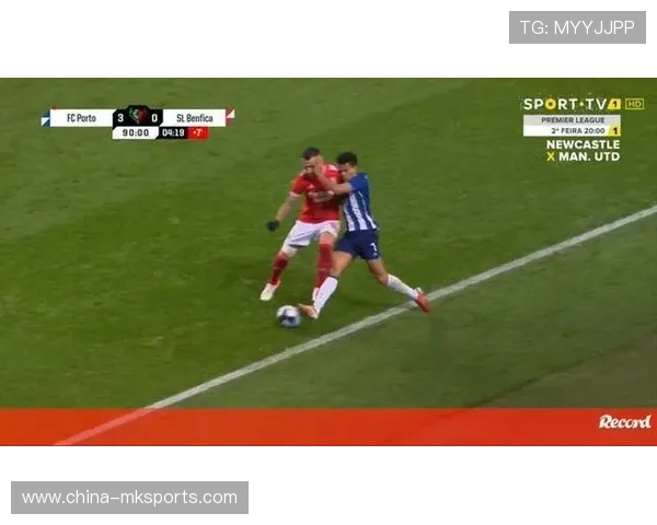 “终场哨响时刻：本菲卡老将奥塔门迪跪地亲吻草皮庆祝胜利”