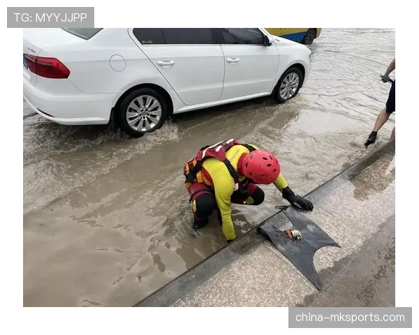 暴雨导致塞维利亚主场部分区域漏水，转播信号一度中断八分钟引发技术部门紧急排查
